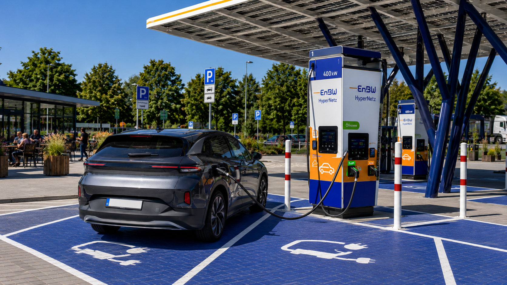 E-Auto lädt im Sommer an einer öffentlichen Schnellladesäule in Deutschland – Ladepreise je nach Tarif unterschiedlich