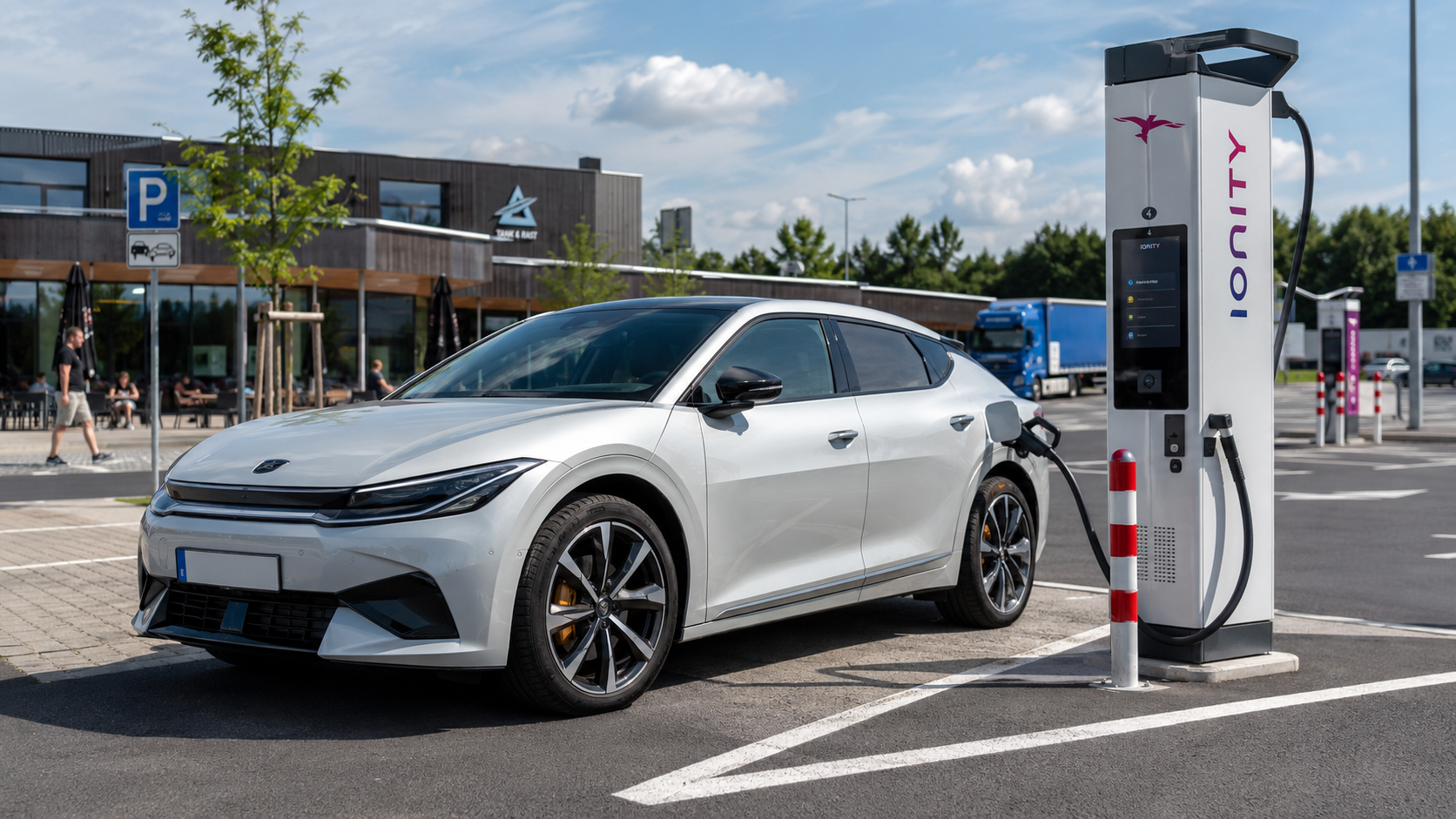 E-Auto lädt per Plug and Charge an einer Schnellladesäule, Ladekabel eingesteckt