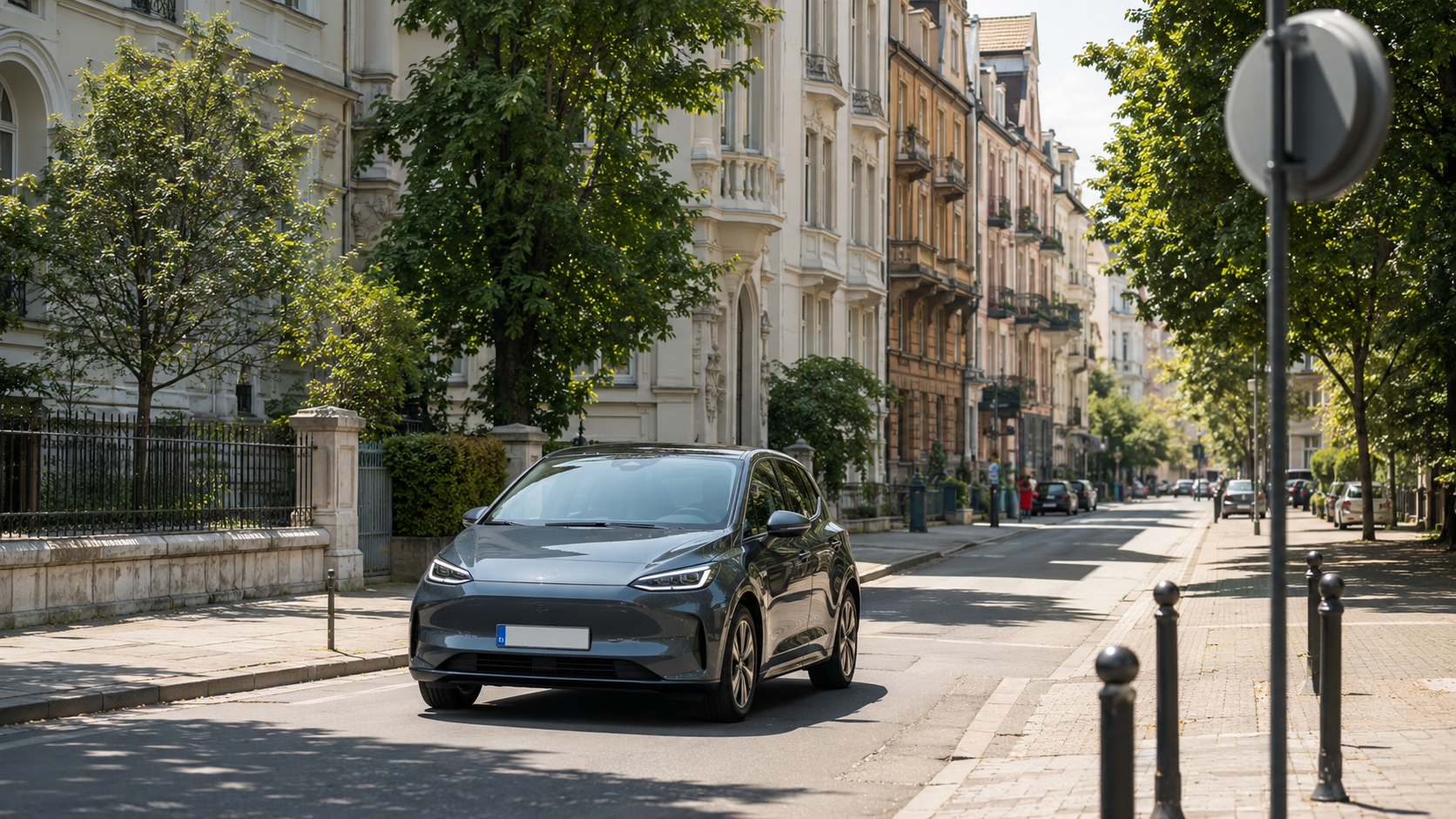 E-Auto mit E-Kennzeichen fährt in eine städtische Umweltzone ein – Umweltplakette für Elektroautos entfällt
