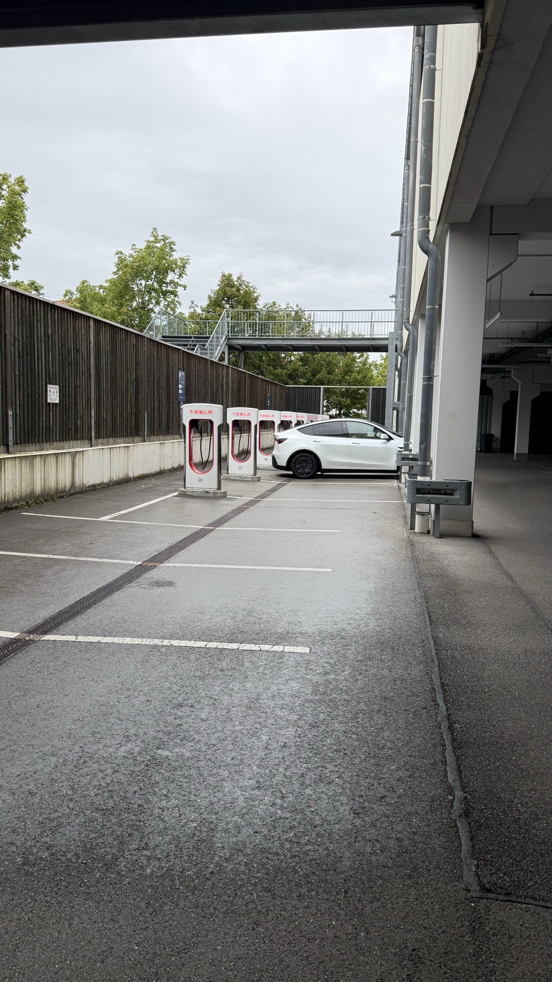 Ladestation Tesla - Holzkirchen in Holzkirchen – Foto 2