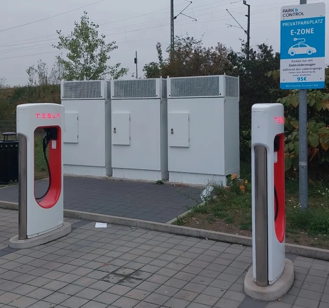 Ladestation Tesla - Augsburg - Oberhausen in Augsburg – Foto 2